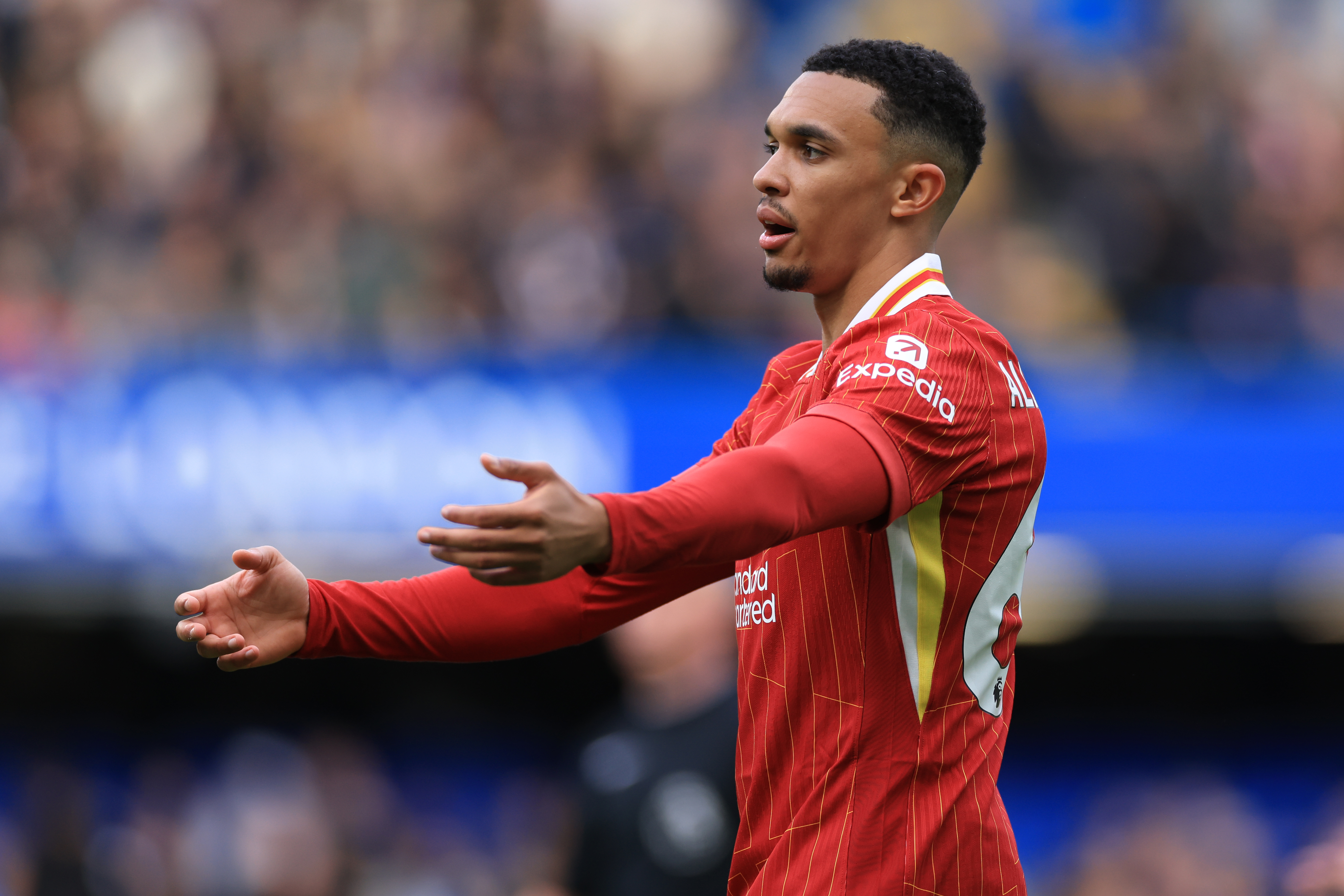 Carragher Defends Alexander-Arnold After Boos