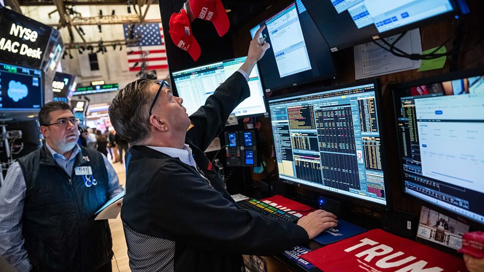 Dow Jones Melonjak 300 Poin: Apple Naik 3%