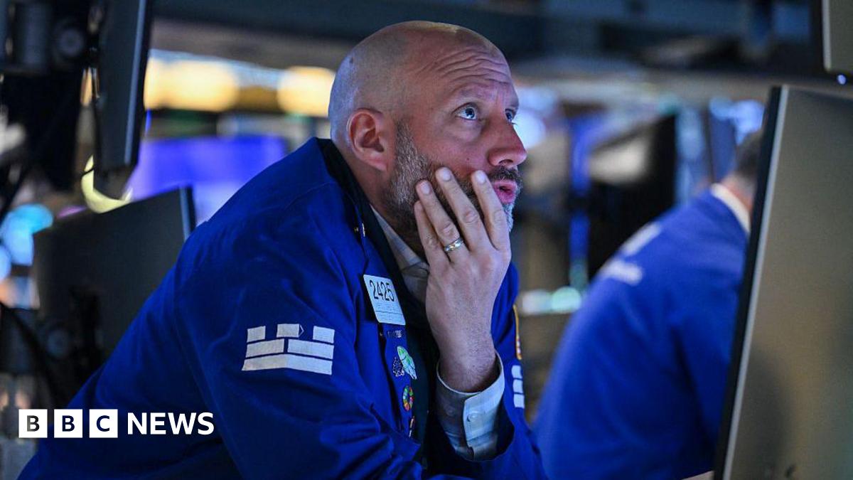 Trump Attacks Powell: US Stocks, Dollar Tumble