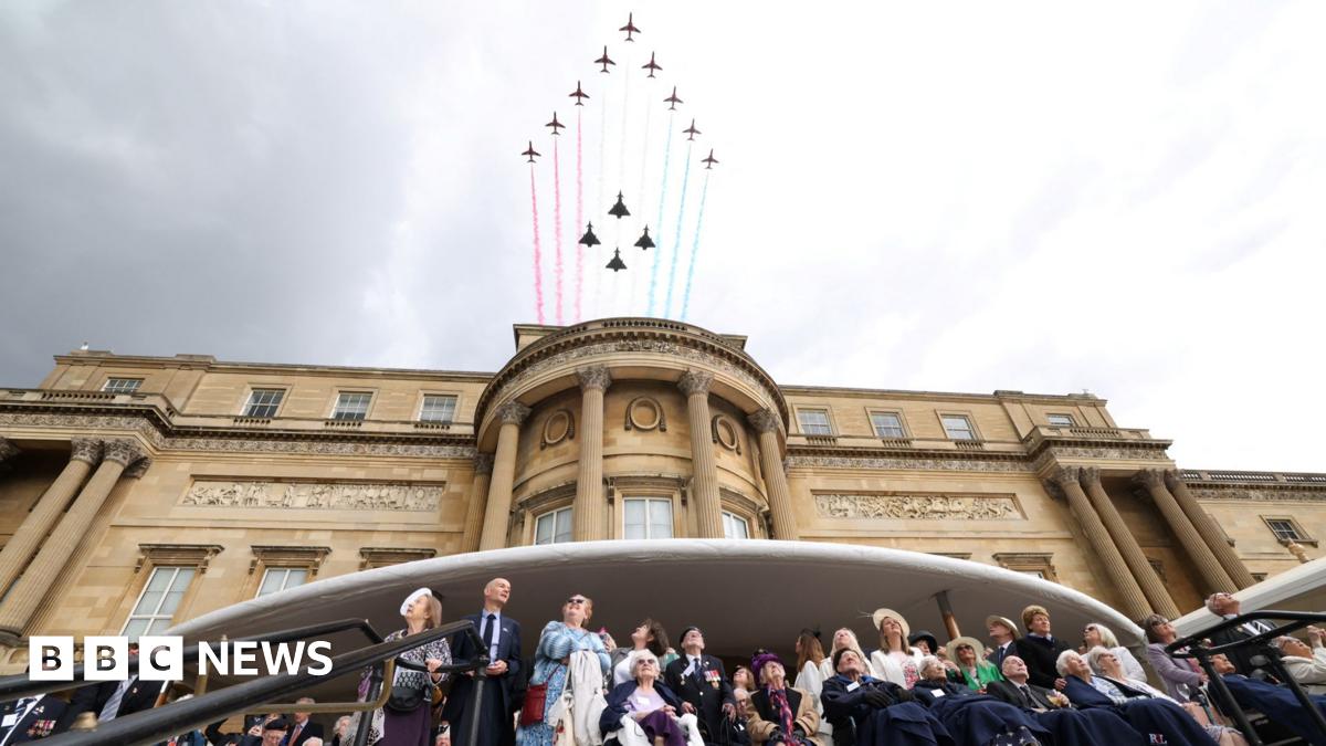 VE Day 75: Red Arrows, Royals & Veterans